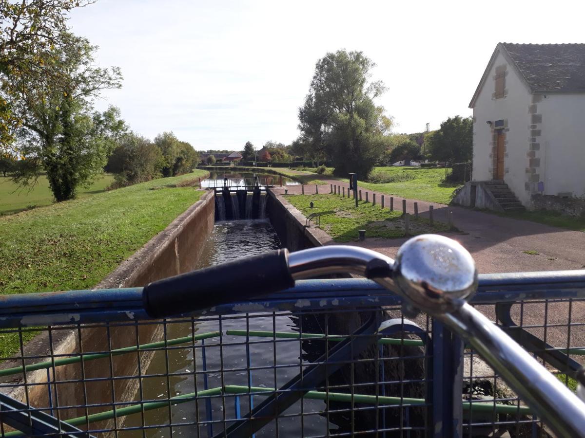 Canal Du Nivernais Gites Le Champ Radis Marigny-sur-Yonne Exterior foto